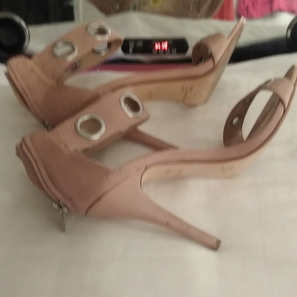 Pretty but will used worn on the bottom back of heel has nicks - Picture 9 of 9